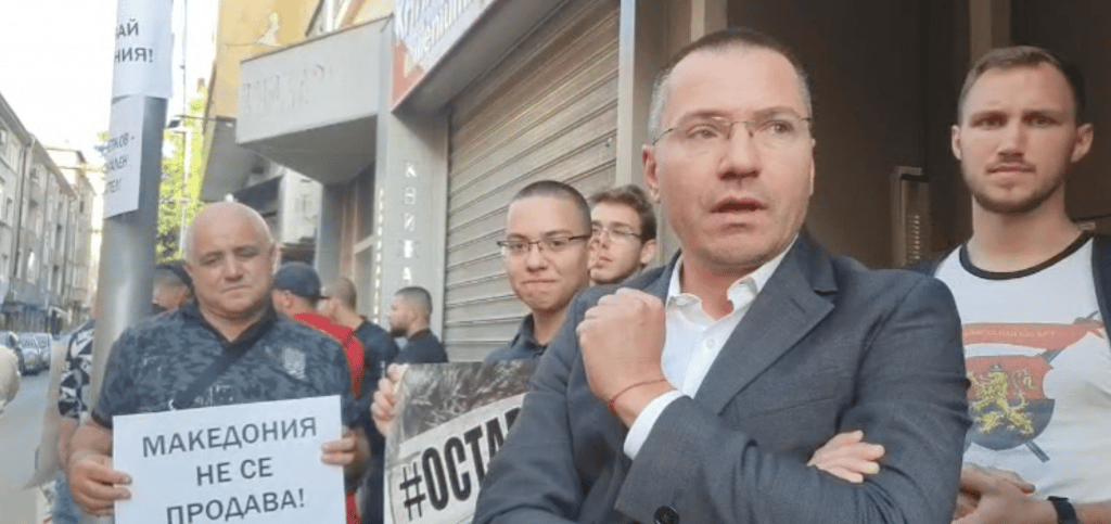 Привърженици на ВМРО причакват Кирил Петков пред дома му