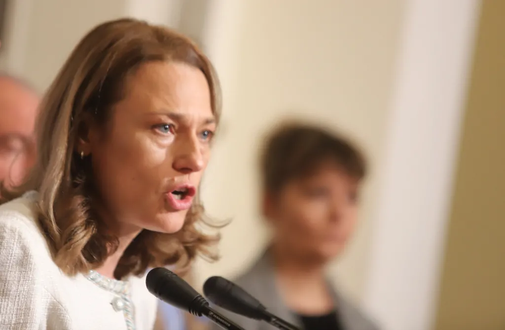 Съдът отмени заповедта за уволнение на Ива Митева от парламента