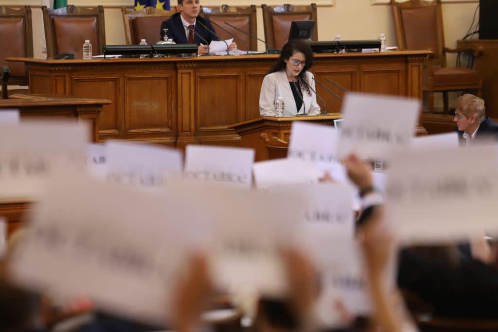Константинова се извини на бежанците, подмина уроците по хуманност от ГЕРБ
