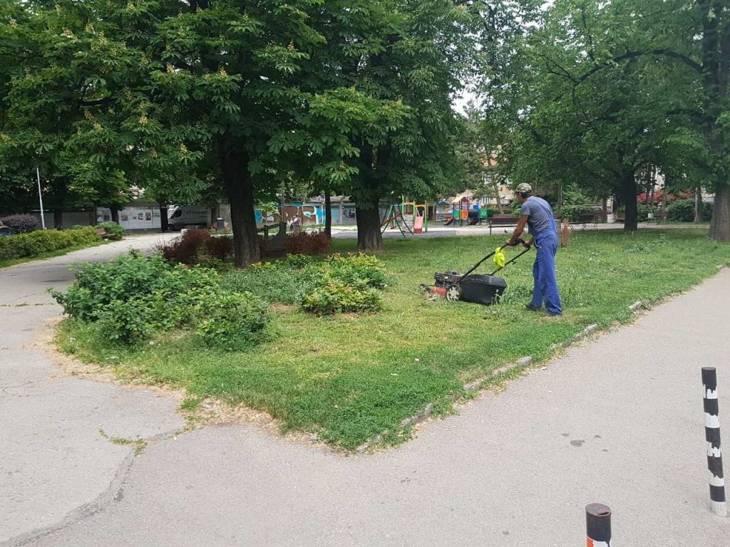 Общинските екипи продължават дейностите по косене на тревните площи и през настоящата седмица