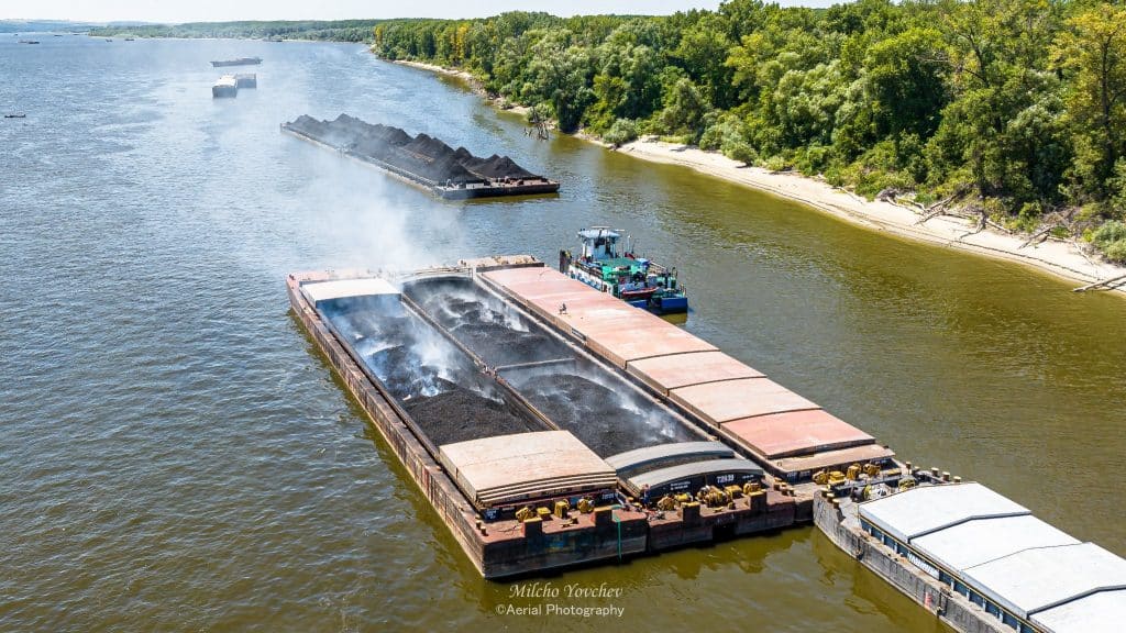 Има ли опасност от екокатастрофа от димящата баржа край Русе