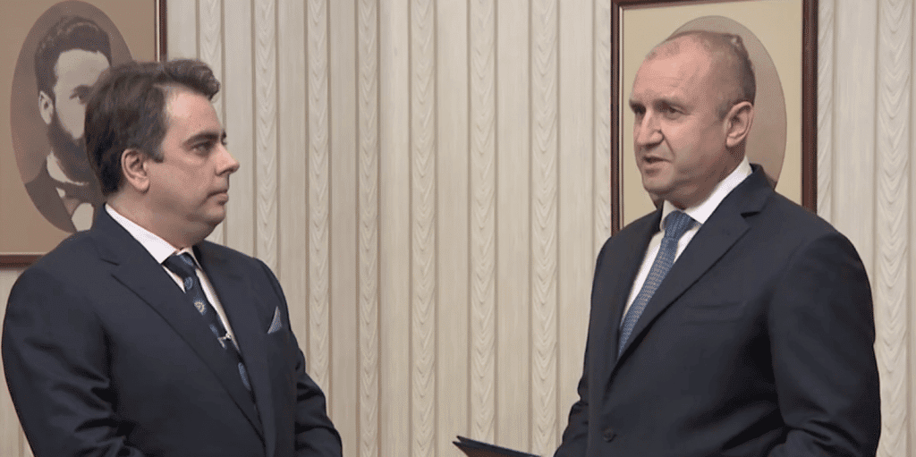Президентът Радев връчи мандата на Асен Василев
