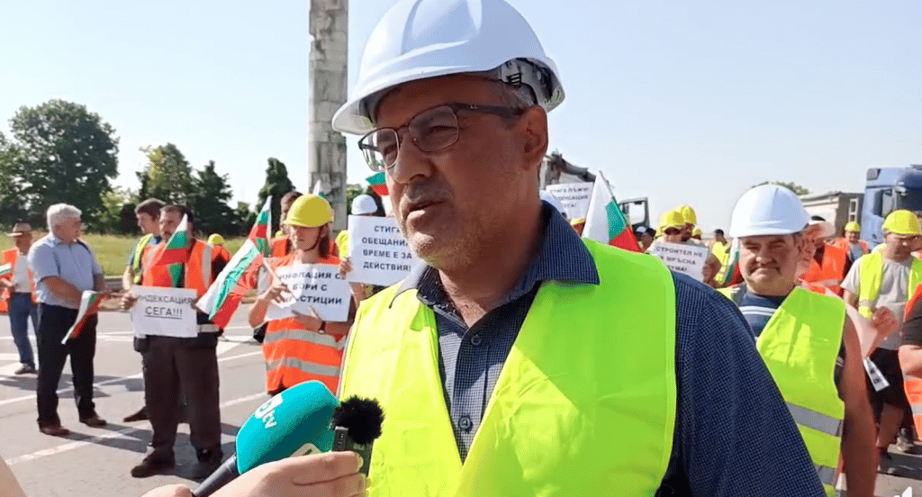 Строителни фирми блокираха пътя Русе-Бяла час по-рано