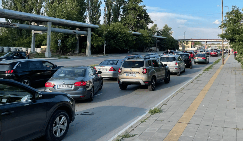 Трафикът блокира международния булевард в Русе, кризата се задълбочава