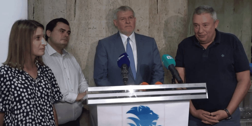 СДС скочи на Крум Зарков заради централата им