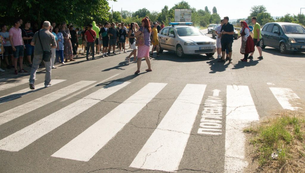Шофьор мина на червено и блъсна момиче на пешеходна пътека в Русе пред училище