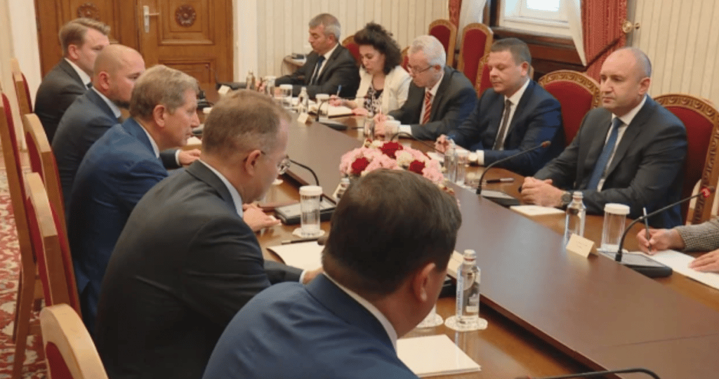 Радев към шефа на „Лукойл”: Скъпите горива са причина за ниско потребление и загуби