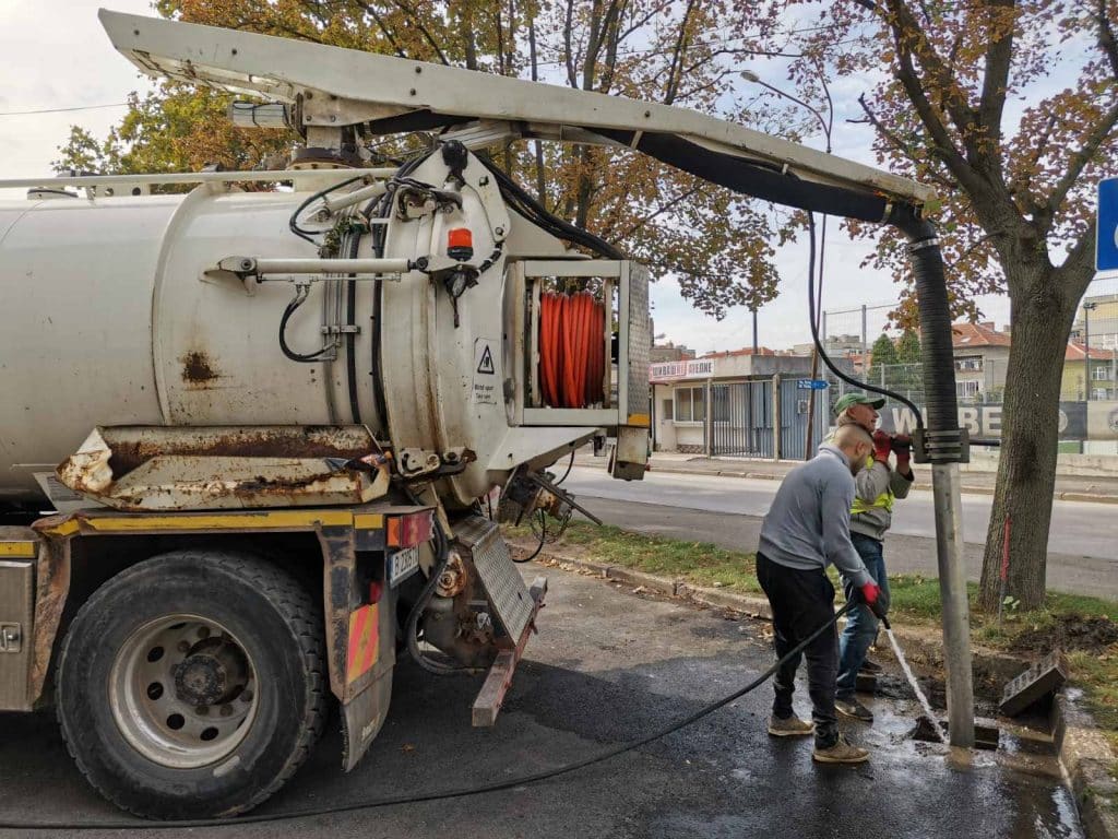 Продължава поетапното почистване на дъждоприемните шахти в Русе