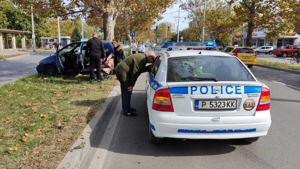 Катастрофа затруднява движението по бул. „Липник“