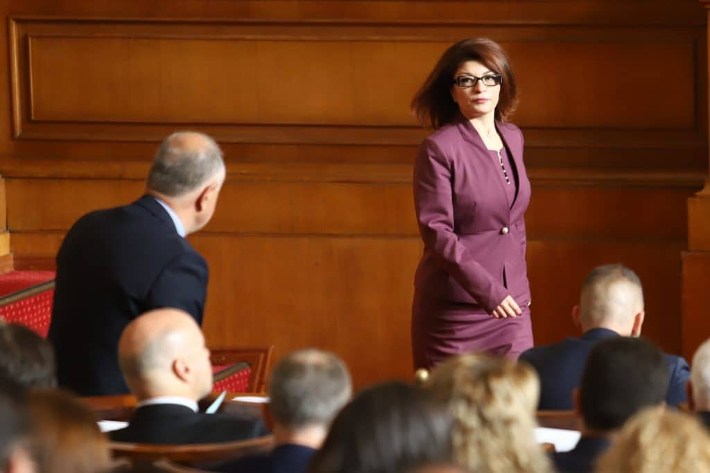 Командирските крясъци на Десислава Атанасова в парламента шокираха обществото