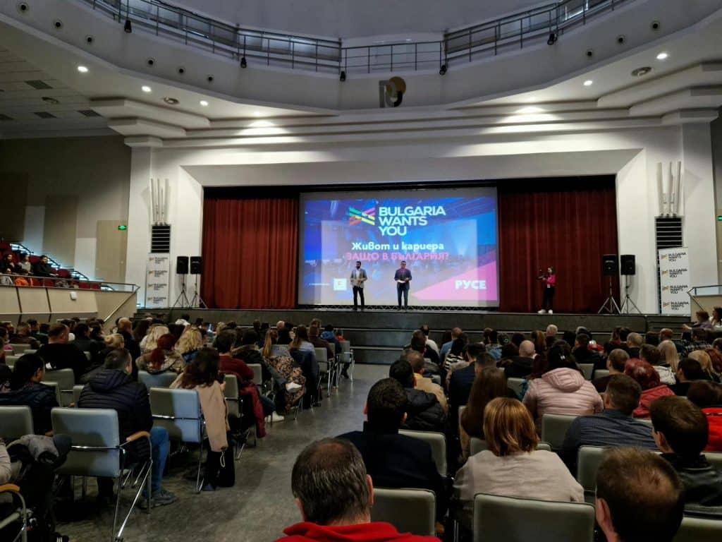 Десетки работодатели от Русе и региона се включиха в кариерния форум на Иван и Андрей