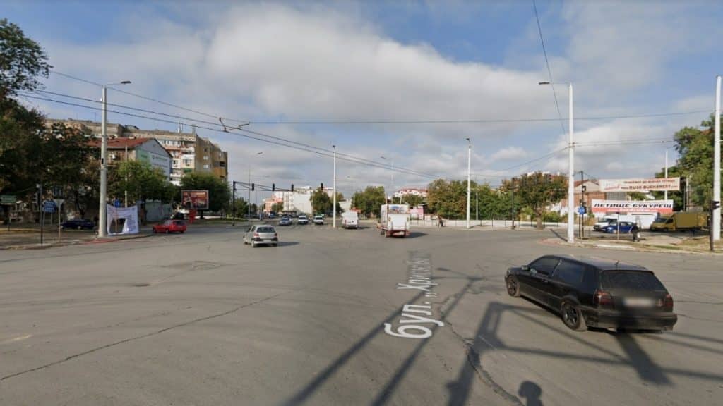 Водният цикъл затваря временно част от кръстовището на бул. „Цар Освободител“ с бул. „Христо Ботев“