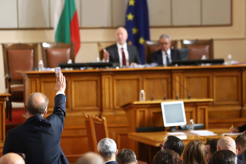 Решено: Депутатите върнаха хартиената бюлетина