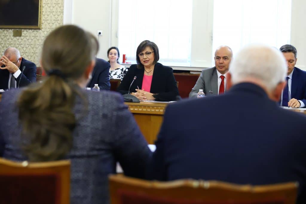 Нинова на среща с ГЕРБ: Да внесем корекции в удължения Бюджет на второ четене