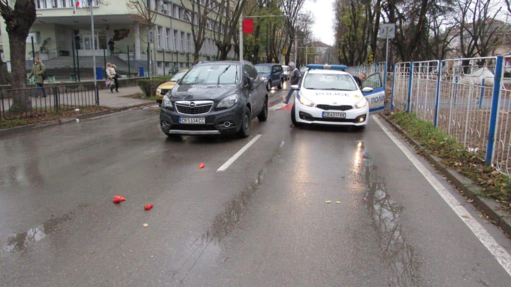 Блъснаха възрастно семейство на пешеходна пътека в Русе