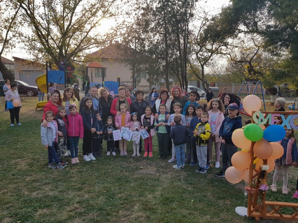 Нова детска площадка радва жителите на с. Бъзън