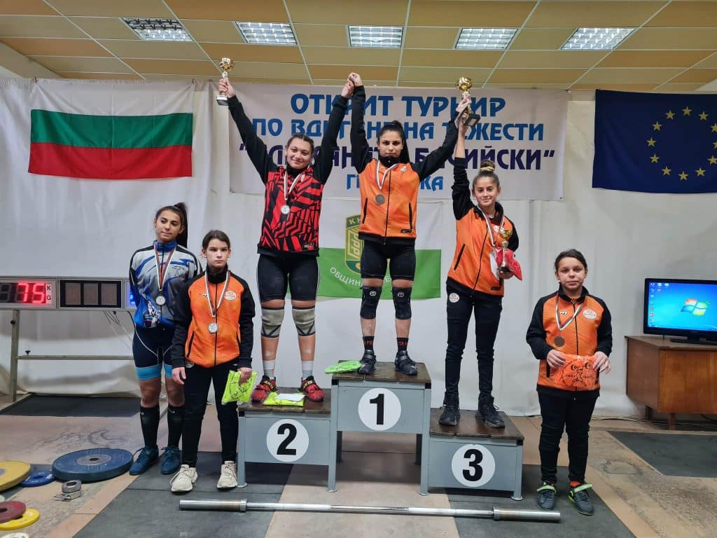 Русенските тежкоатлети се завърнаха с три приза от турнир в Кнежа