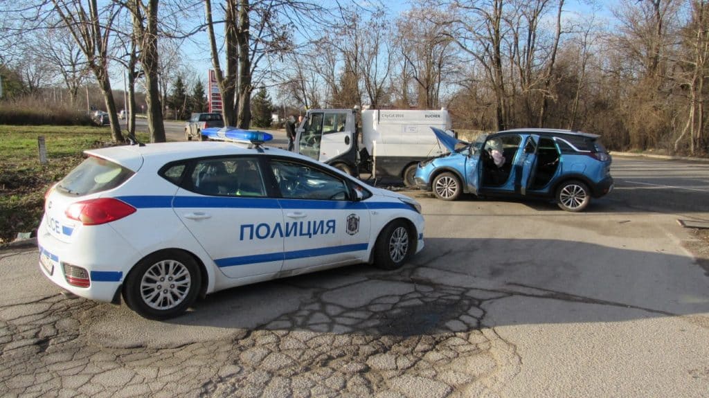 Автомобил се заби в почистваща техника на Община Русе