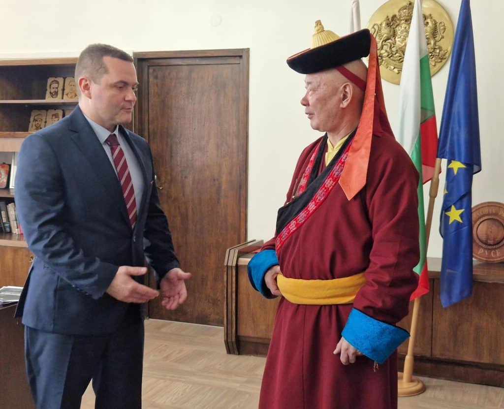 Пенчо Милков се срещна с ректора на университета по традиционна монголска медицина проф. Камба Лама Нацагдорж