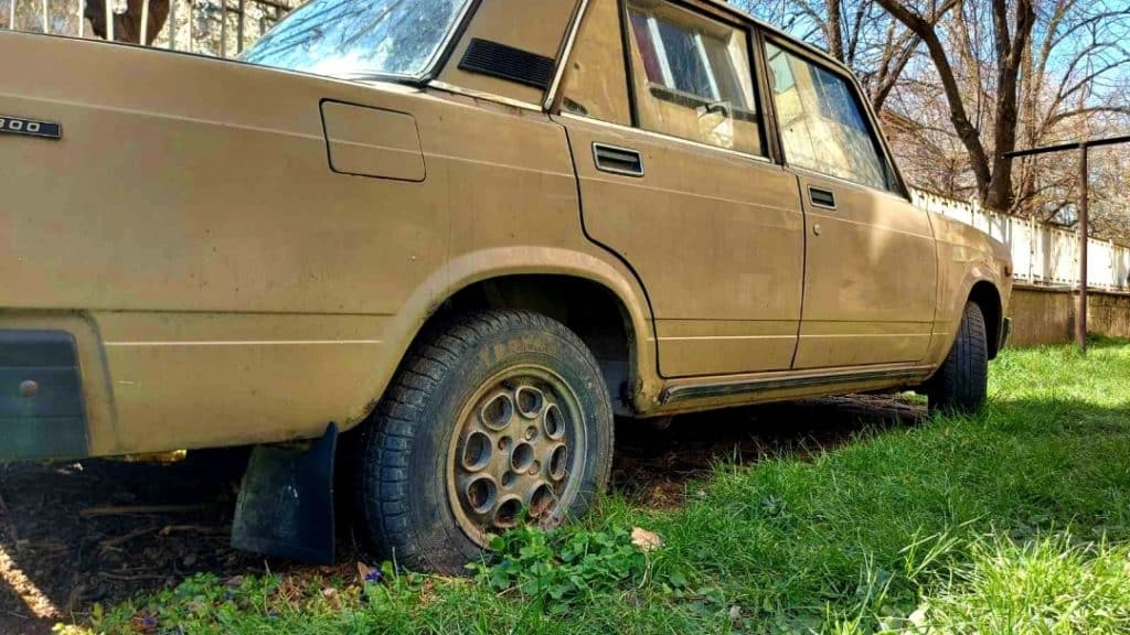 Общината е издала предписания за премахване на близо 400 стари автомобила