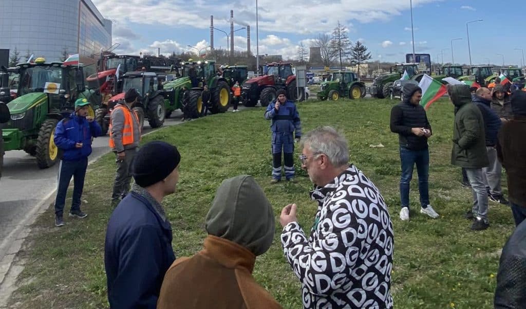 Зърнопроизводители блокираха движението към Дунав мост