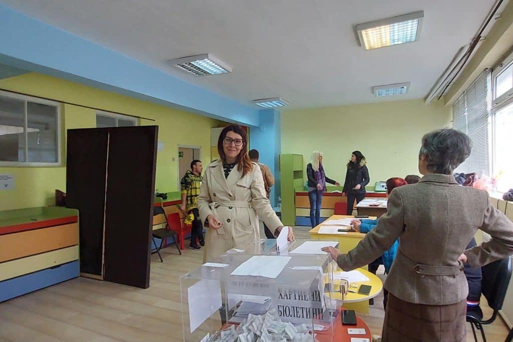 Ализан Яхова заложи на хартиената бюлетина, гласува за разумен диалог