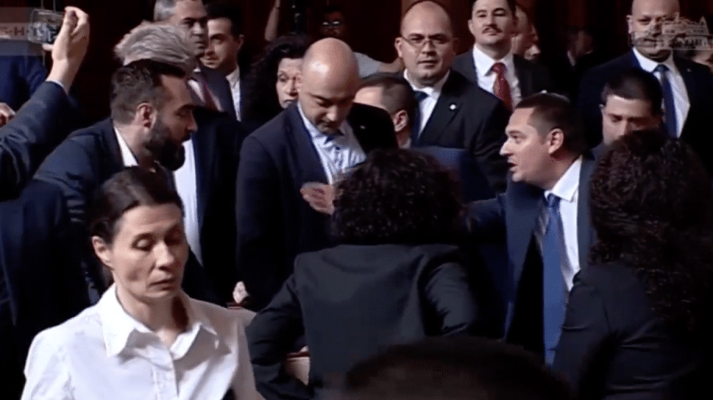 Пак скандали в НС, Нинова заговори за край на парламентарната република