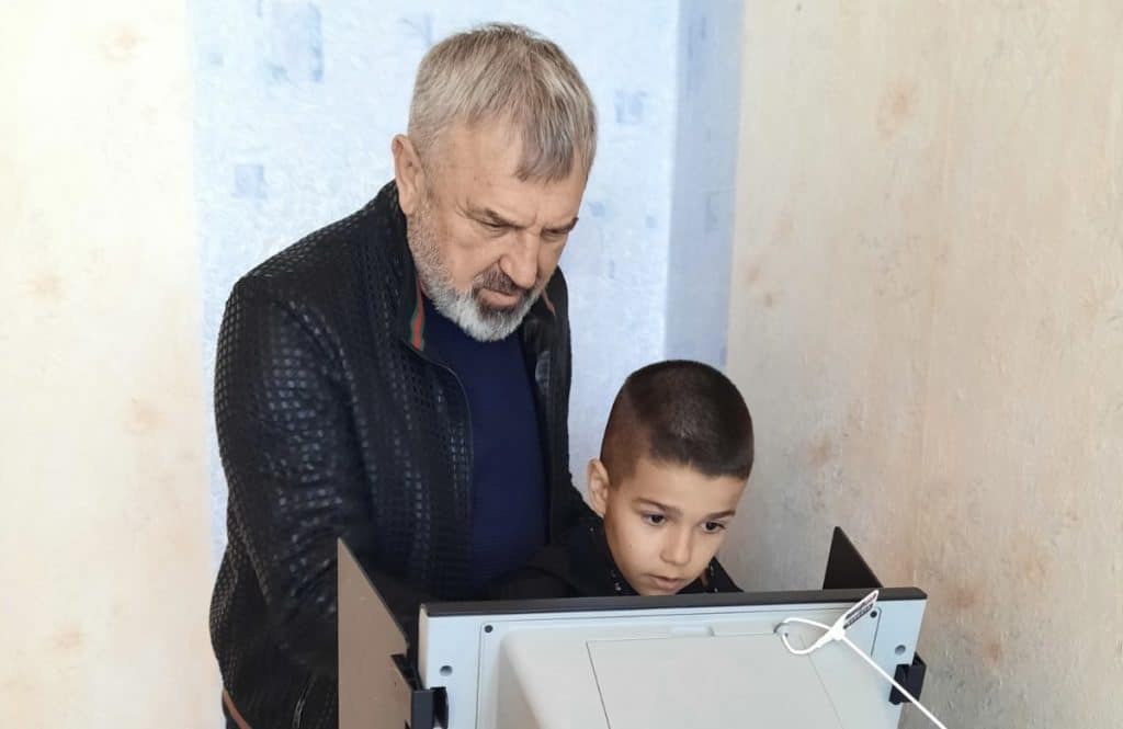 Драгомир Драганов гласува с внука си в Две могили