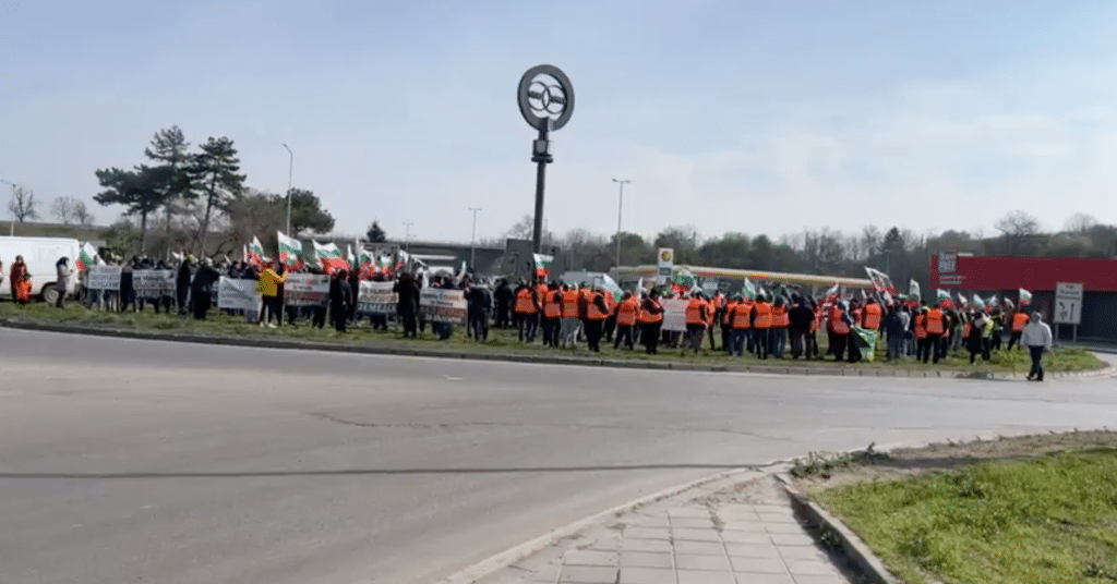 Зърнопроизводители блокираха „Дунав мост“ при Русе
