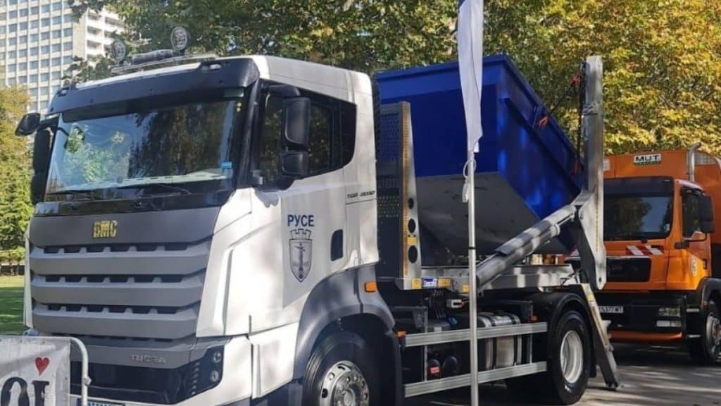 Община Русе обяви обществени поръчки за доставка на специализиран автомобил и самосвал