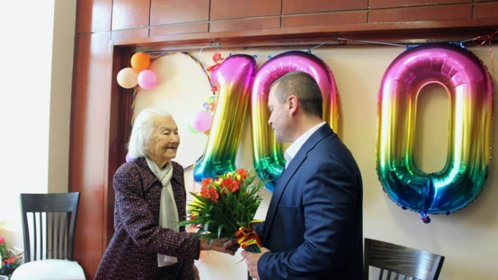 Пенчо Милков поздрави столетницата Ирина Христова от Николово