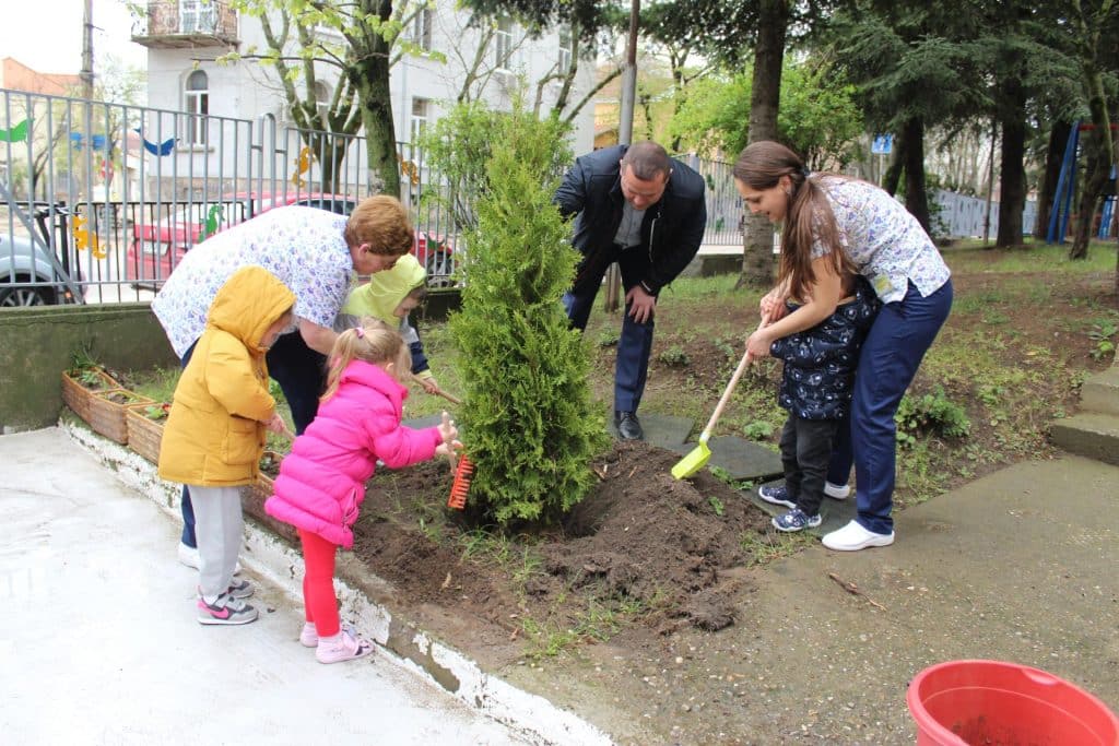 Възпитаниците на Детска ясла № 1 засадиха дръвче в двора си