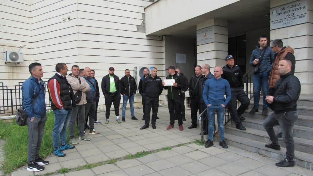 Служителите от следствения арест в Русе излязоха на протест