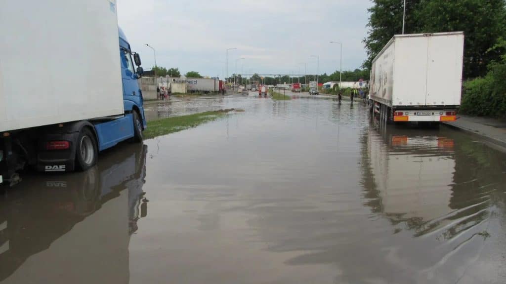 Интензивен дъжд остави бул. „Тутракан“ под вода