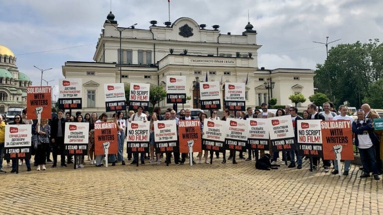 Сценаристи на протест пред НС