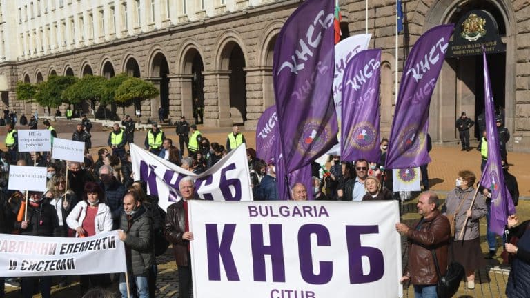 Трети ден протест на КНСБ пред Народното събрание