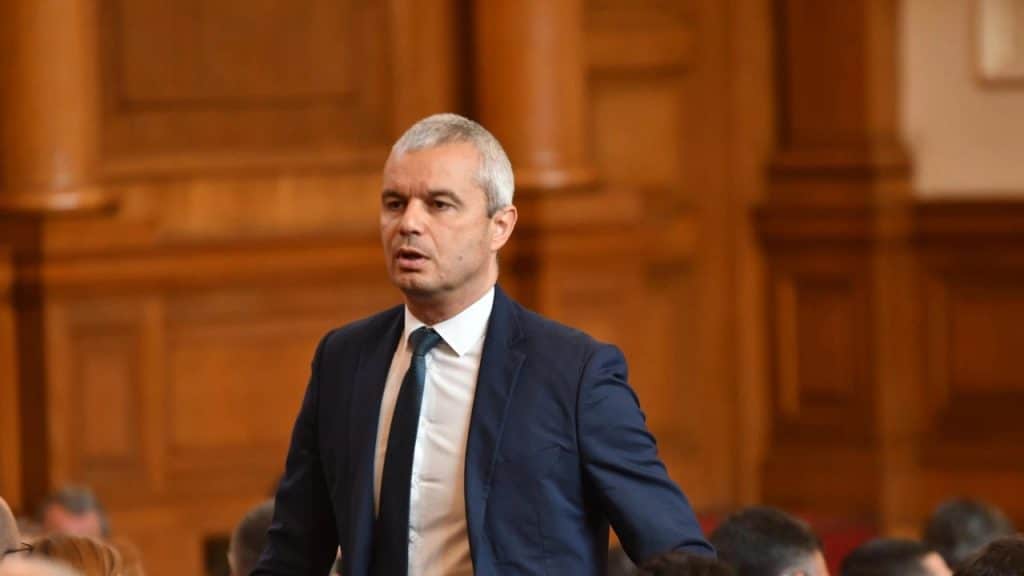 Костадин Костадинов призова КС да се произнесе по жалбата за референдума за лева