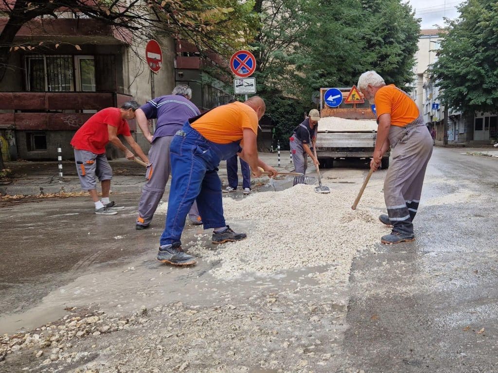 Кметът Пенчо Милков изпрати общинска бригада да оправя улиците след водния цикъл