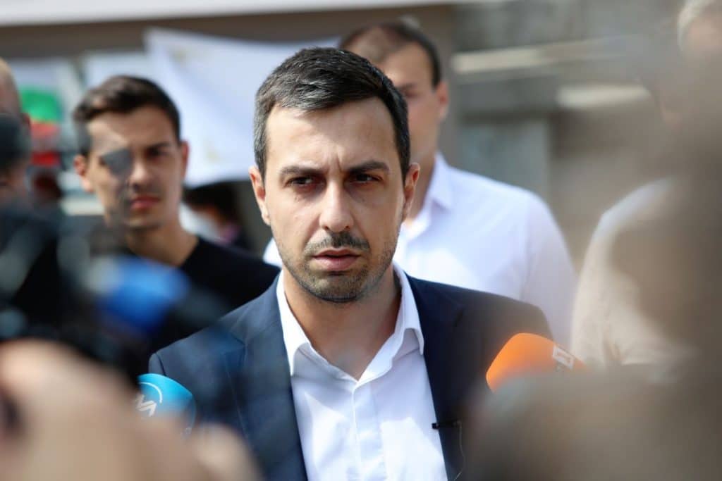 Деян Николов: Ако Радев подкрепя искането за референдум, трябваше да слезе при протестиращите