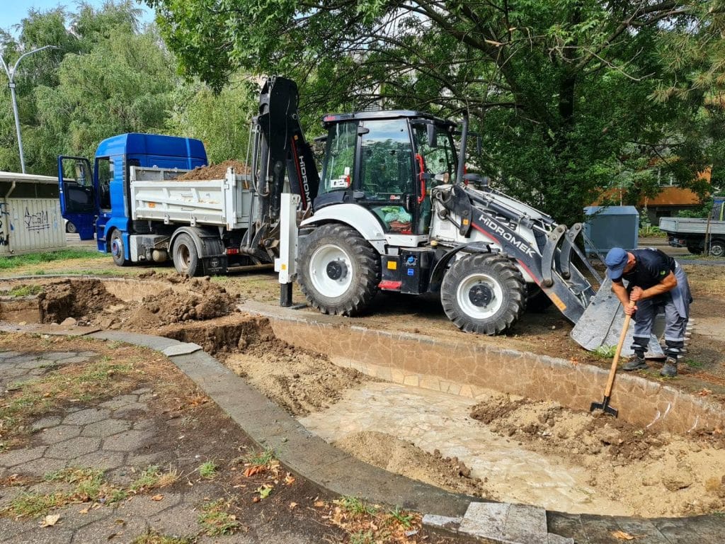 Възстановяват фонтана в градинката до общински пазар „Олимп“