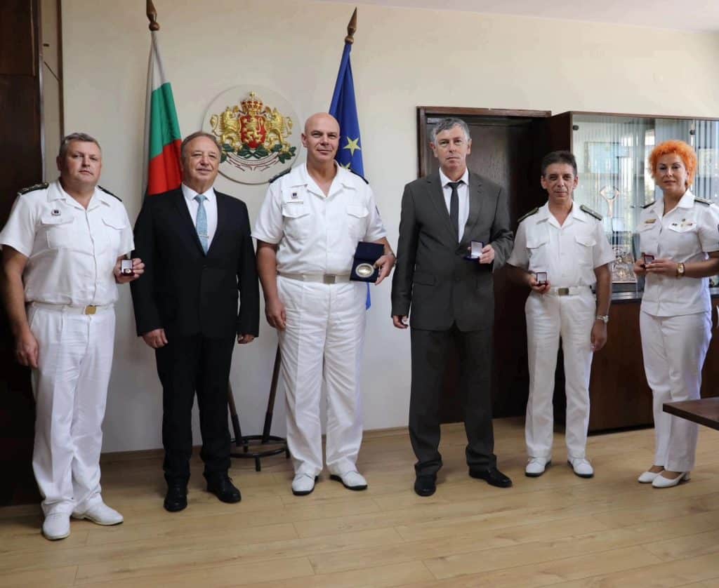 Данаил Ковачев отличи командира на ВМС с плакет