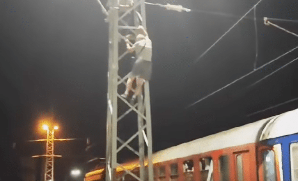 Пияна жена спря влака Варна-София с думите: „Ще сляза, ако ми върнеш водката-а-а-а, искам си я“