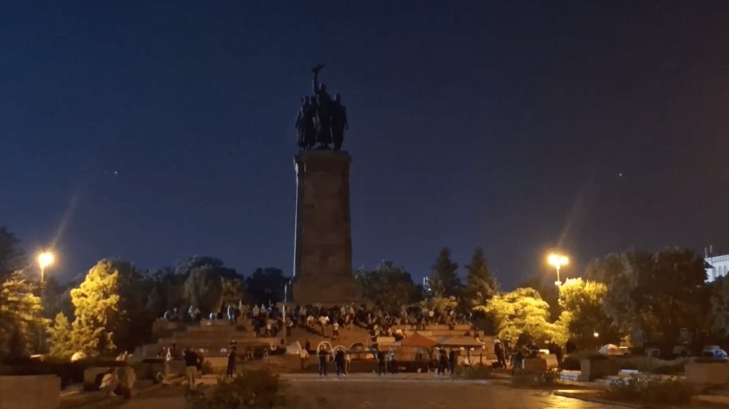 Един задържан и напрежение пред Паметника на Съветската армия, след футболния мач в София