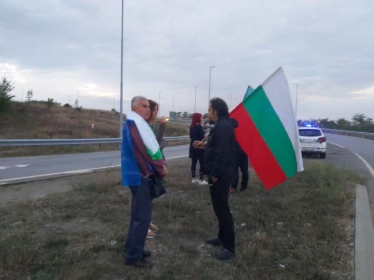 Протестиращи миньори и енергетици от Перник затвориха пътен възел „Даскалово“