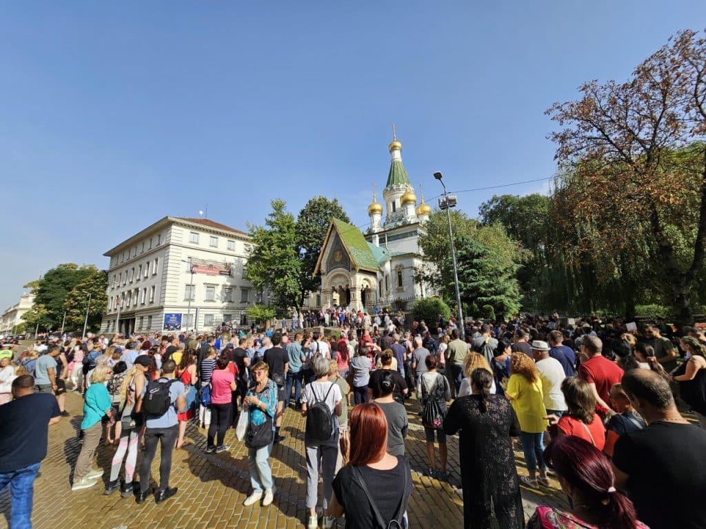 Граждани се събраха пред Руската църква в София с искане тя да бъде отворена