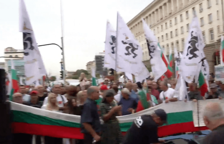 Протестът на “Възраждане” се премести пред Министерството на отбраната, искат оставката на Тодор Тагарев