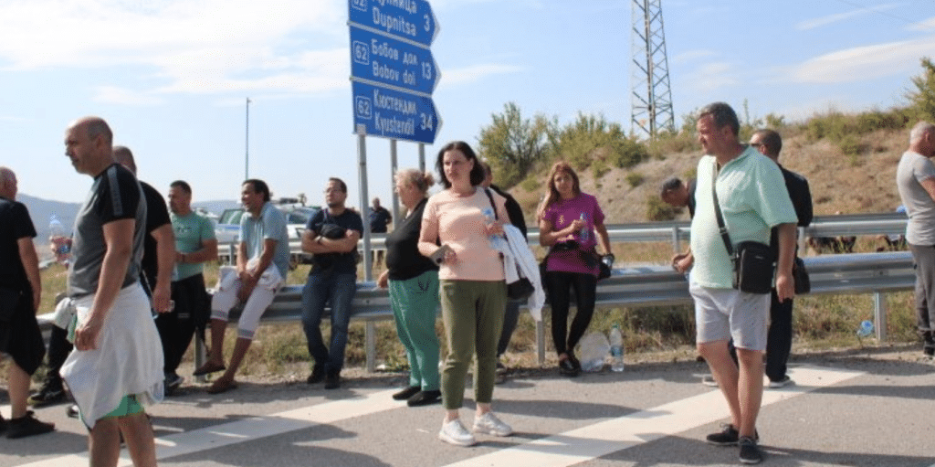 Шести час АМ „Струма“ край Дупница е блокирана от протестиращи миньори