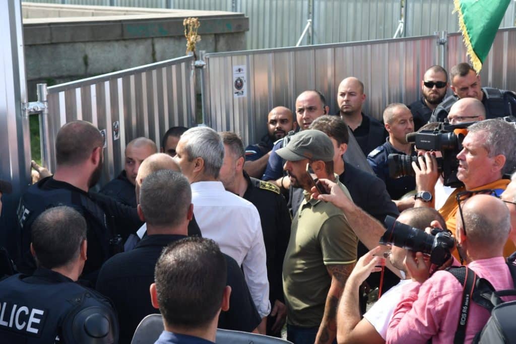 Протестът на „Възраждане“ ескалира до бой с полицията: Искат демонтаж на скелето на Паметника на Съветската армия