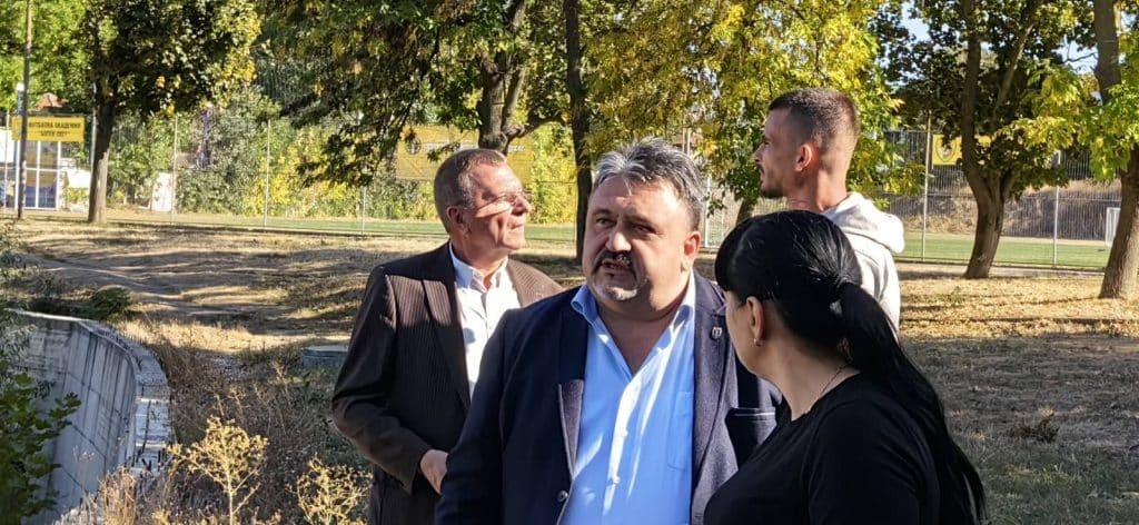 Кандидатът за кмет на Русе от НДСВ адвокат Илиян Илиев разгледа запустялото „Жабешко“ в центъра на комплекс „Ялта“