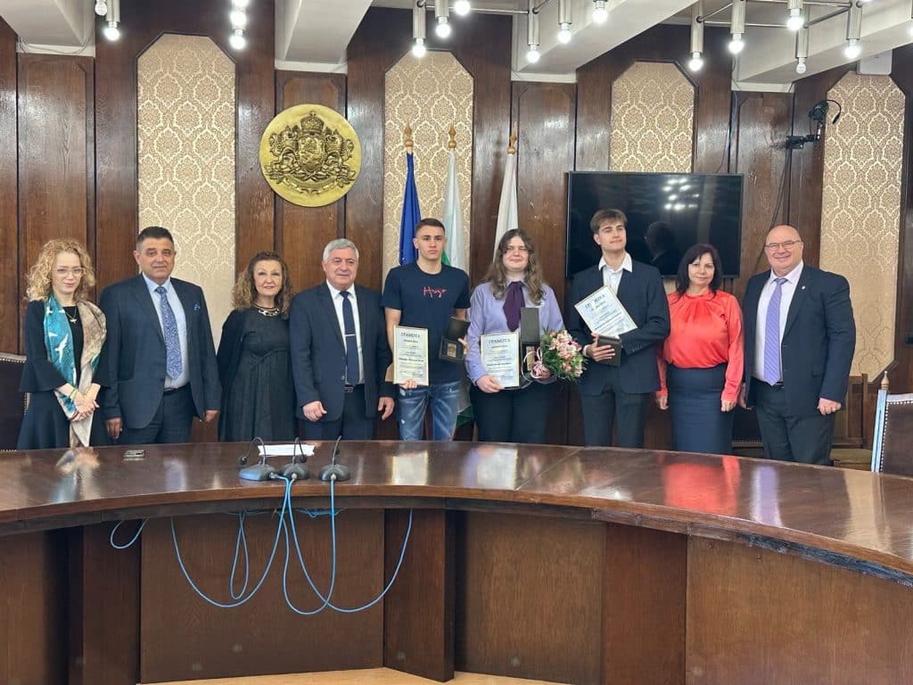Трима изявени ученици бяха отличени с награда „Русе-21. век“